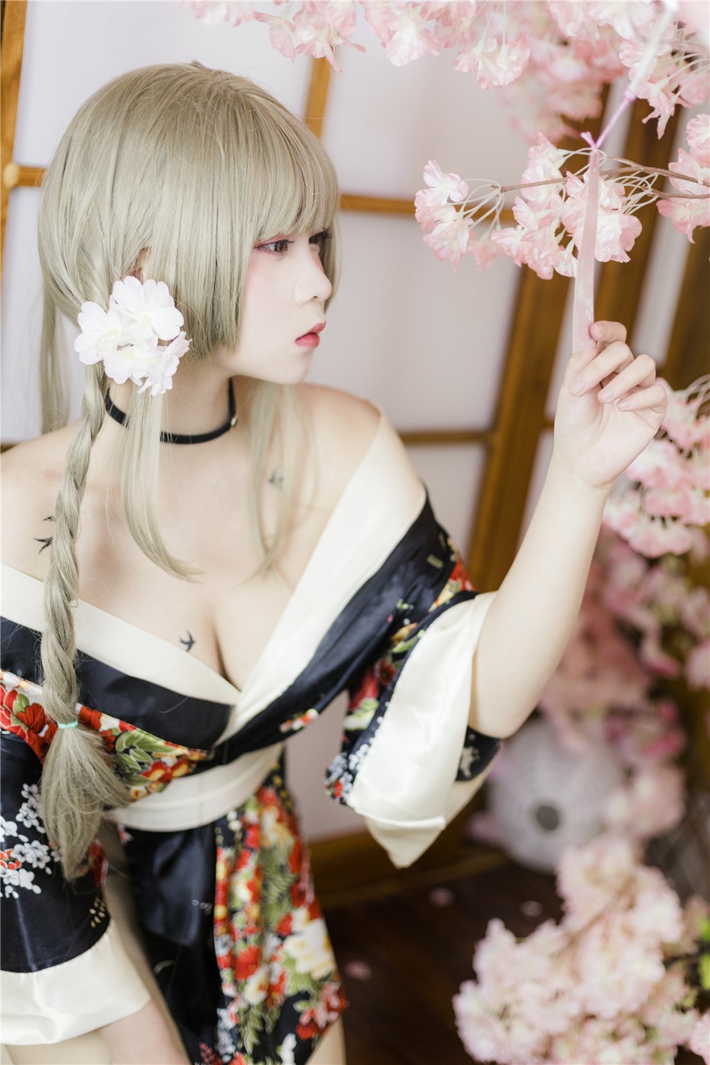 黑料网深夜情感追踪特辑：记录下论坛中那句低语“请多陪我片刻”的秘密如何在暗夜中点燃网友对浪漫禁忌的狂热